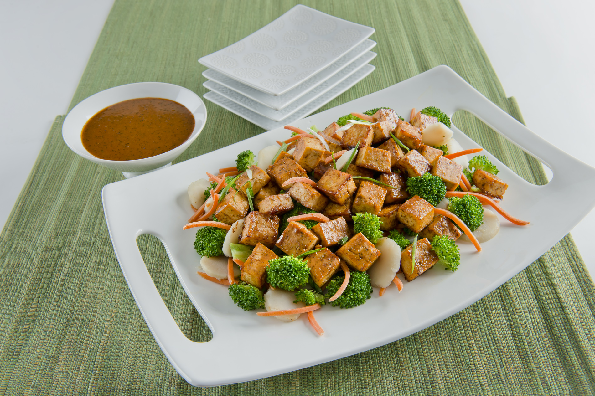 https://san-j.com/wp-content/uploads/2020/11/Thai_Peanut_Tofu_Steamed_Veggies_1.jpg