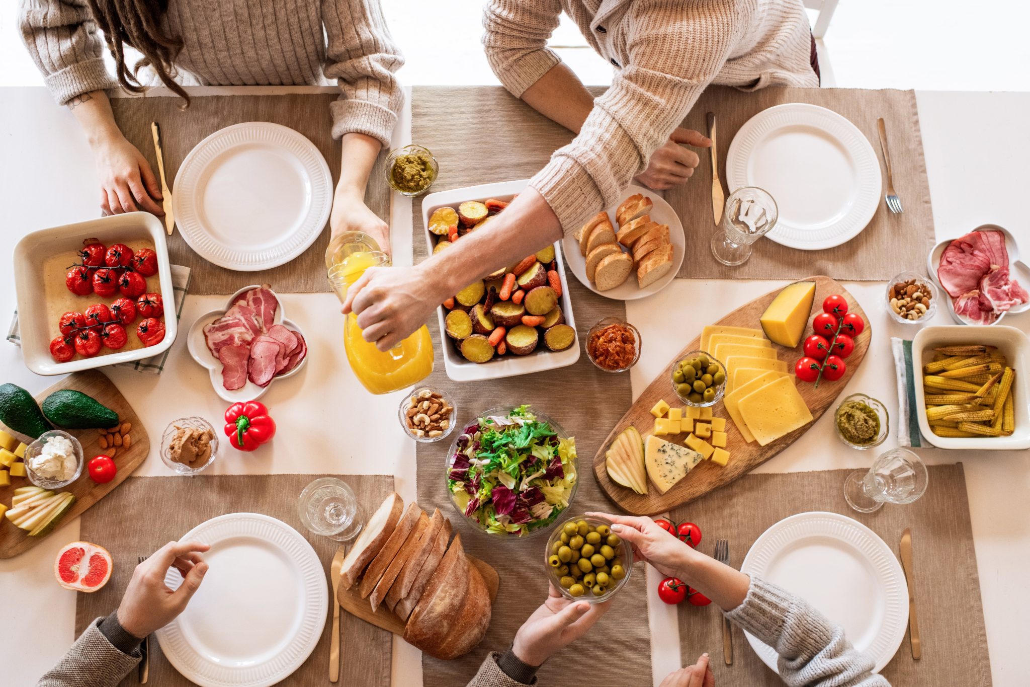 25 Conversation Topics for Connecting at the Dinner Table - San-J